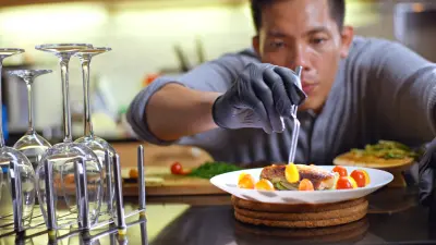 Thí sinh trong Virtual Chef trình bày món ăn.