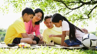 Gia đình dành thời gian cùng nhau chơi ở công viên.
