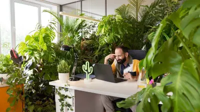 Hai đồng nghiệp đang chơi bi lắc với robot hỗ trợ APAS của Bosch Rexroth.